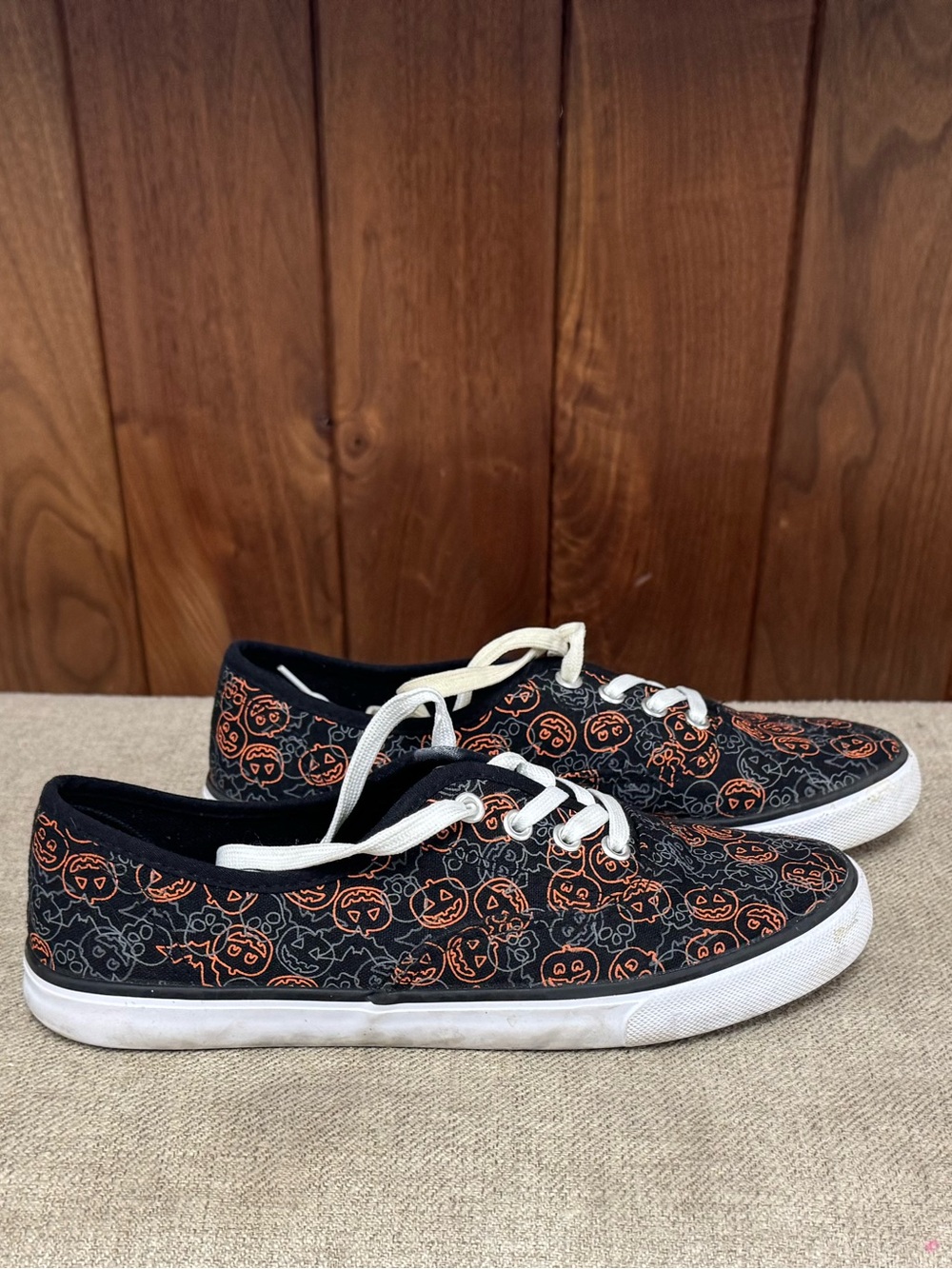 Isaac mizrahi halloween pumpkin skull sneakers women 8.5